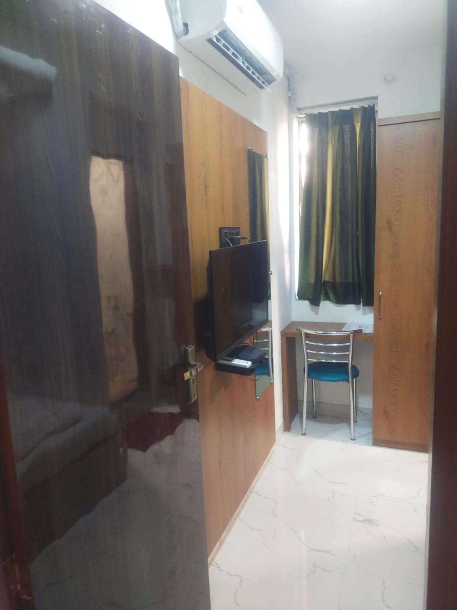 Hotel Airport Annex Мумбай Екстериор снимка