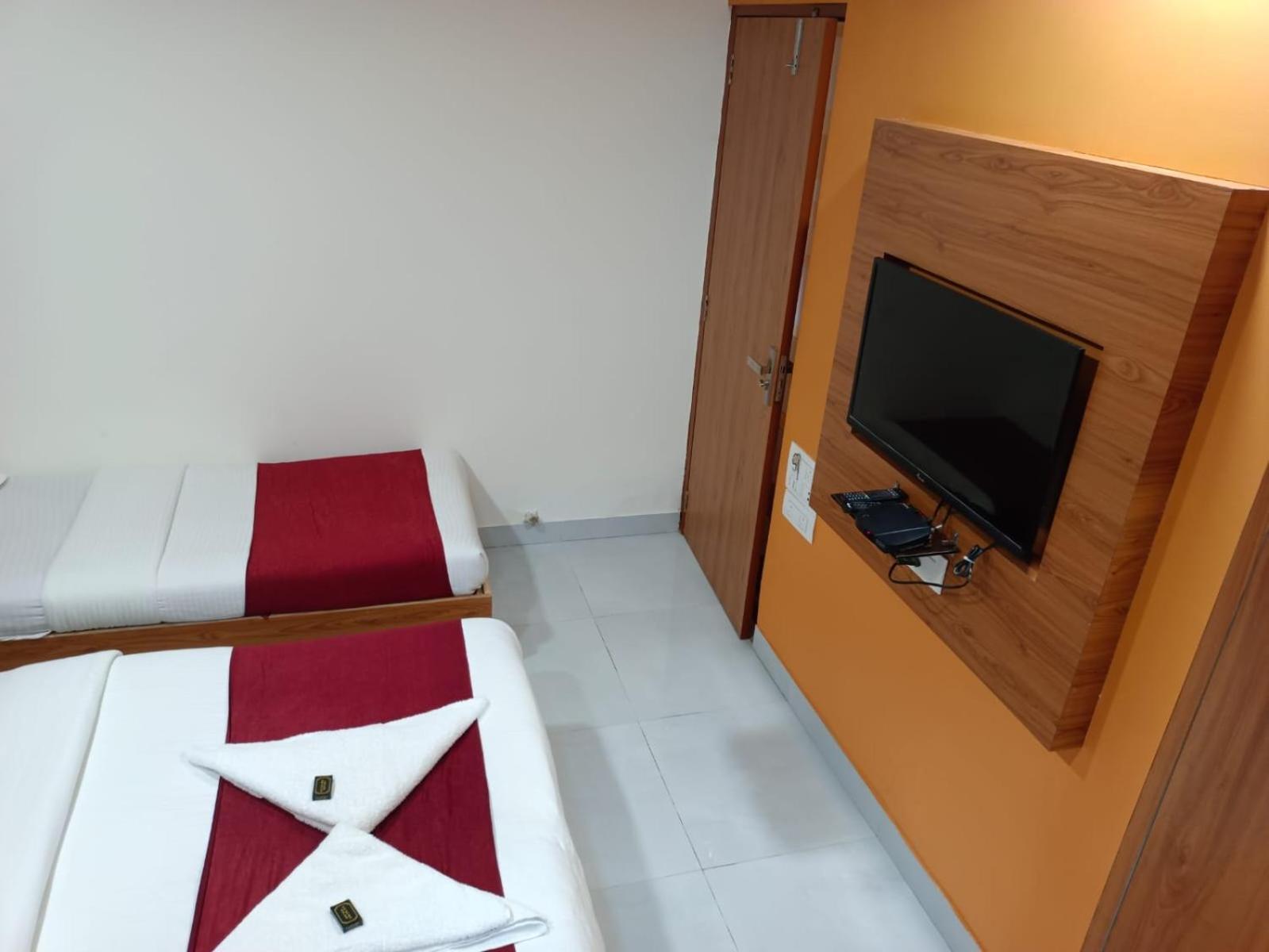 Hotel Airport Annex Мумбай Екстериор снимка